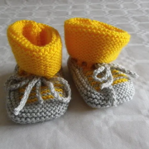 Brassière , chaussons et bonnet jaune et gris taille 3 mois