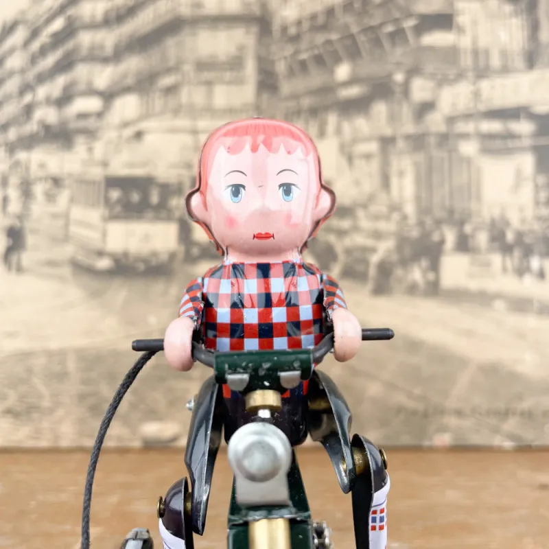 Garçon à bicyclette mécanique avec chien