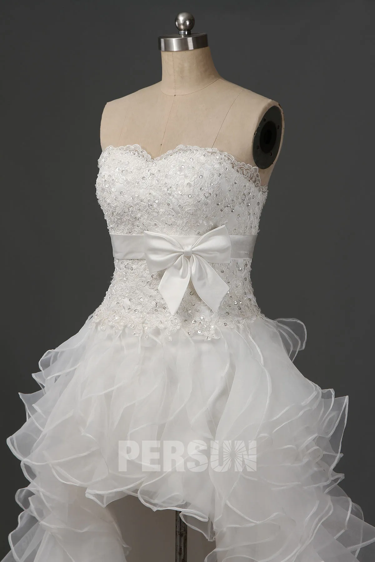 Wagner : Robe de mariée court devant long derrière à jupe volants en organza
